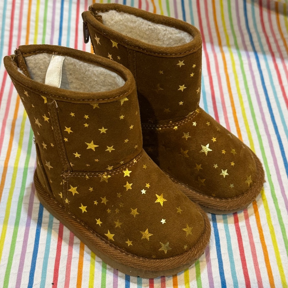 Baby Gap faux shearling boots with gold stars (size 6 Toddler)